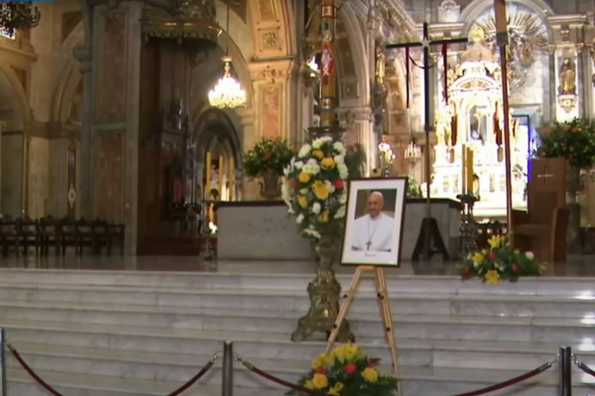 A las 12:30 horas se llevará a cabo la misa por el descanso del fallecido pontífice.