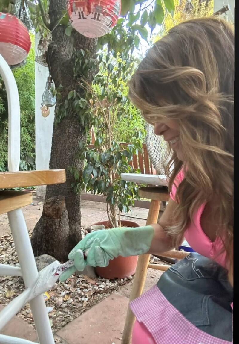 Cathy Barriga ayuda con la restructuración de algunos objetos de su casa.