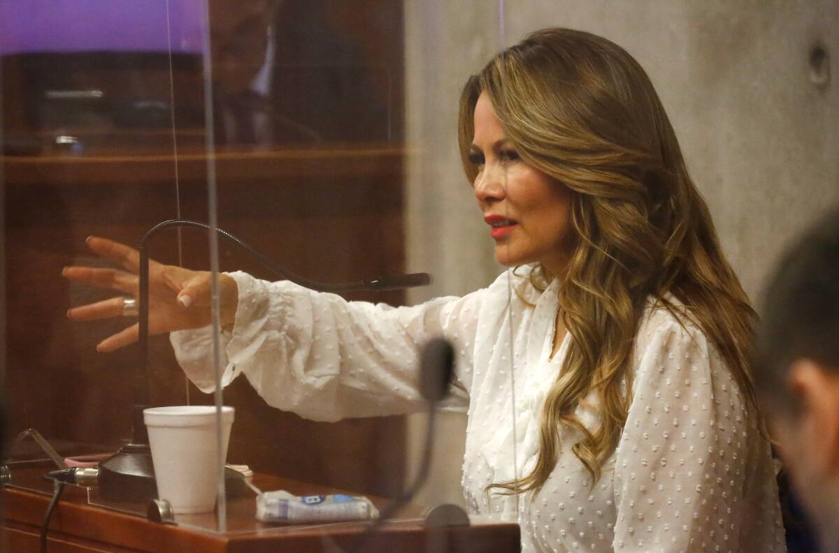 Incautan computadores de Municipalidad de Maipú por investigación contra Cathy Barriga