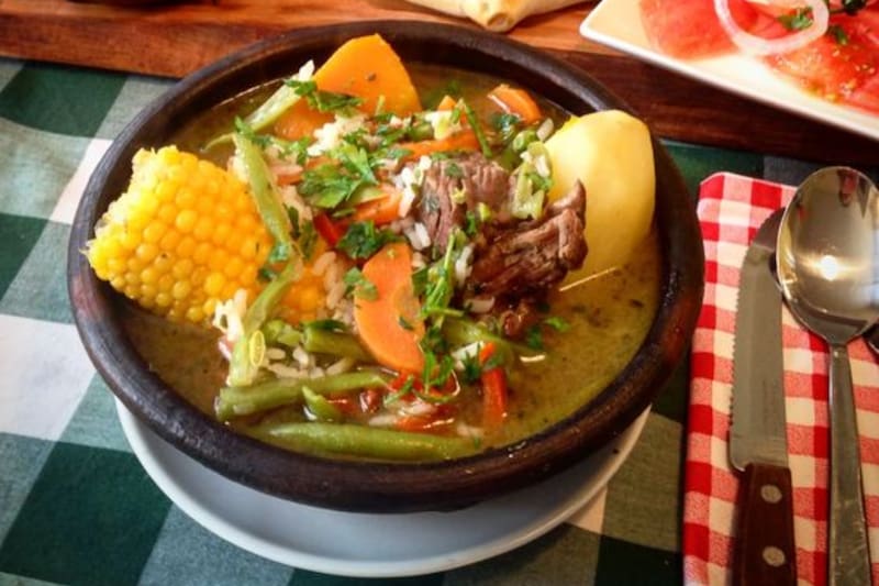 Ya sea de vacuno o de ave, la cazuela consigue el cuarto lugar como el mejor plato chileno.