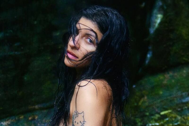 y el lujoso auto eléctrico que maneja su hija, Inti.