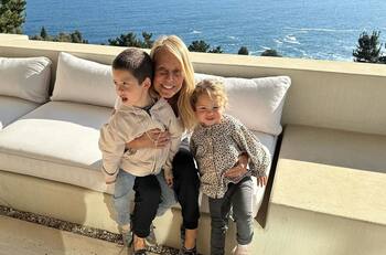 Cecilia Bolocco sorprende con hermosa postal disfrutando de sus “casi nietos”