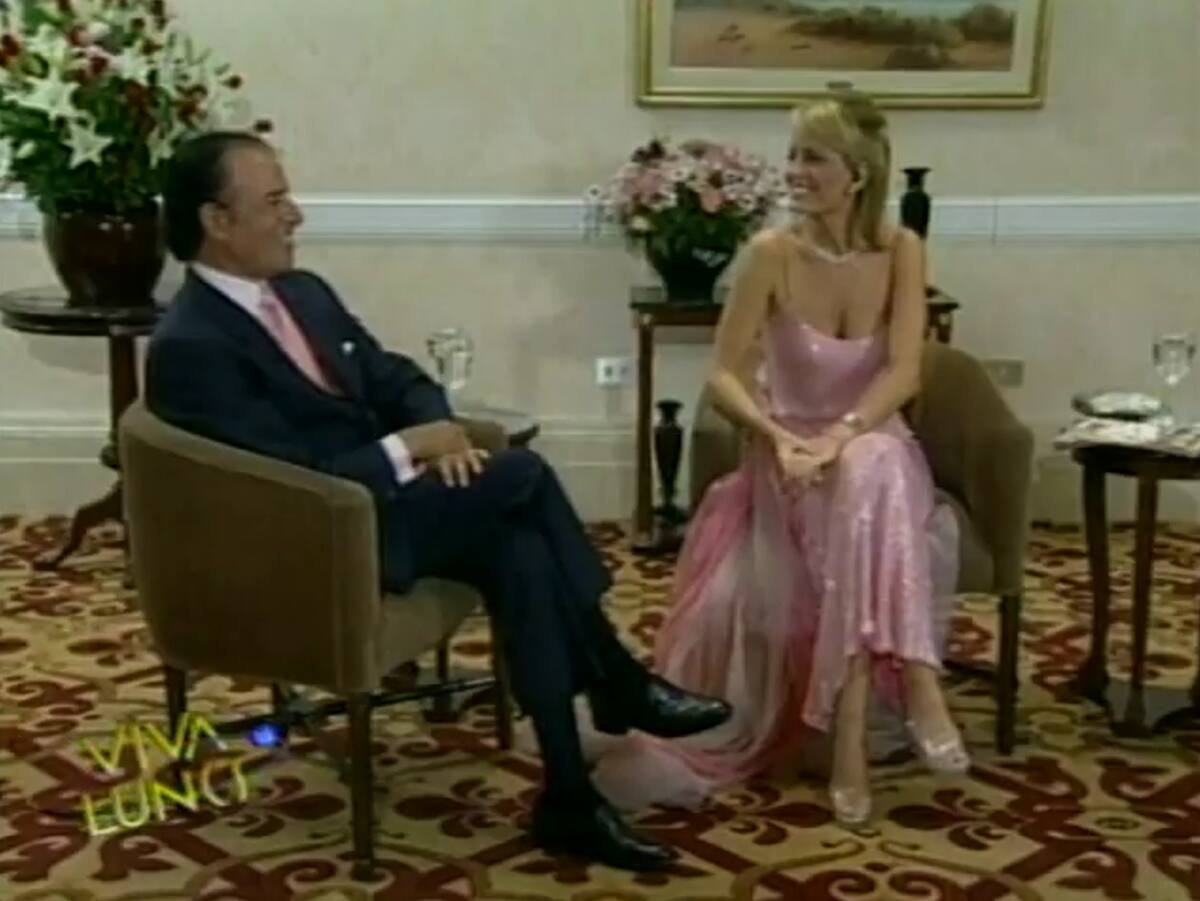 La presentadora de TV utilizó un vistoso vestido rosado chicle para entrevistar a su pareja en ese momento, Carlos Menem.