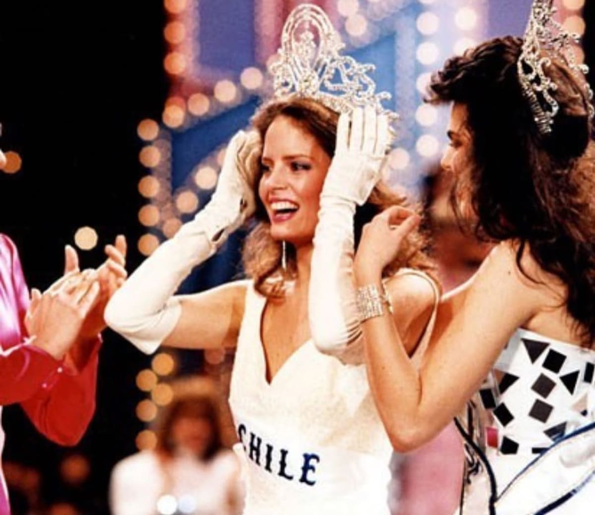 La presentadora de TV utilizó un hermoso vestido blanco cuando ganó Miss Universo en 1987.