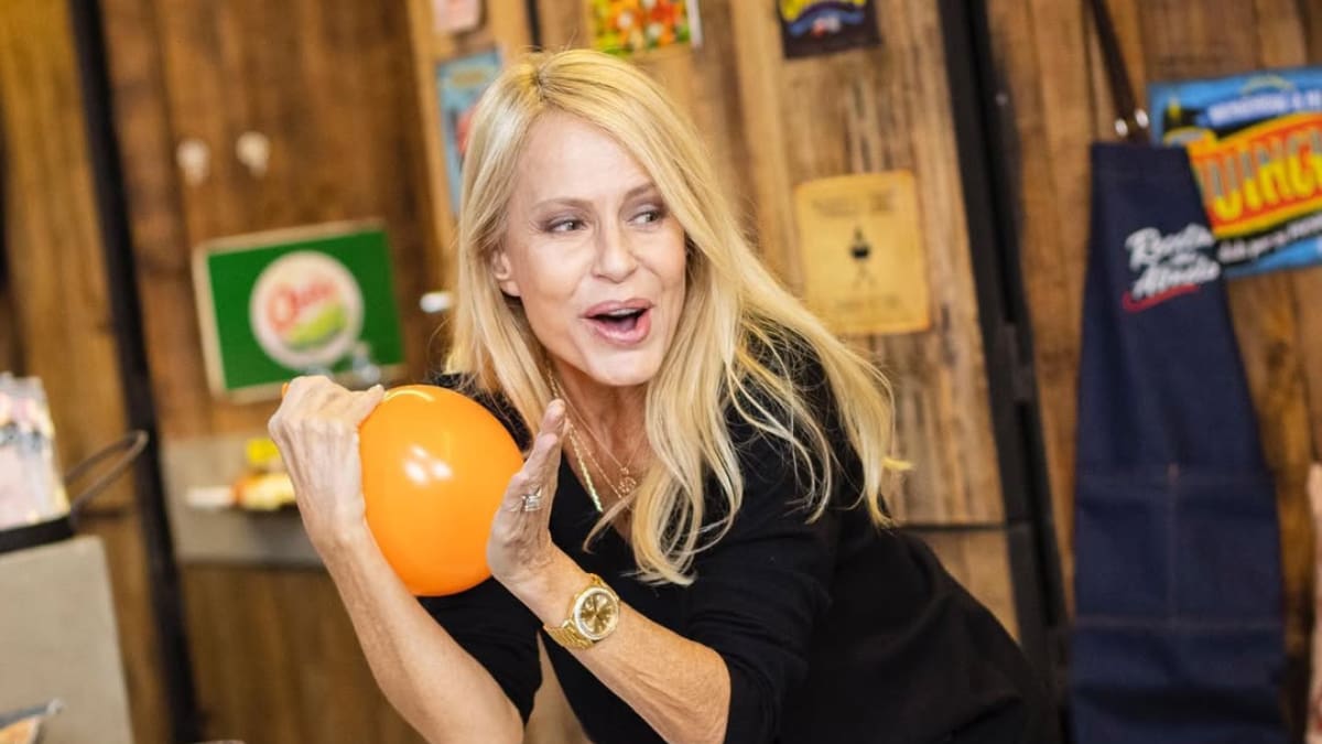 Los 5 icónicos vestidos de Cecilia Bolocco que hicieron historia y que donará a su fundación