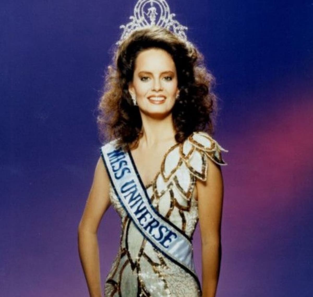 La modelo utilizó un vestido blanco para la sesión de fotos post ganar Miss Universo en 1987.