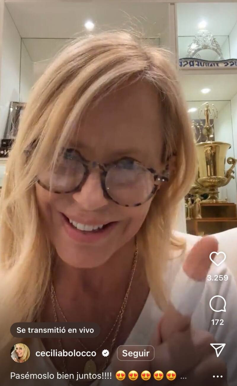 Cecilia Bolocco en su live mostrando la lesión de su dedo / Créditos: Instagram