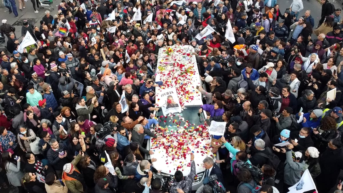 Cecilia, La Incomparable, fue despedida por cientos de personas en las calles de Santiago