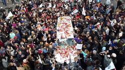 Cecilia, La Incomparable, fue despedida por cientos de personas en las calles de Santiago