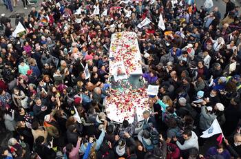 Cecilia, La Incomparable, fue despedida por cientos de personas en las calles de Santiago