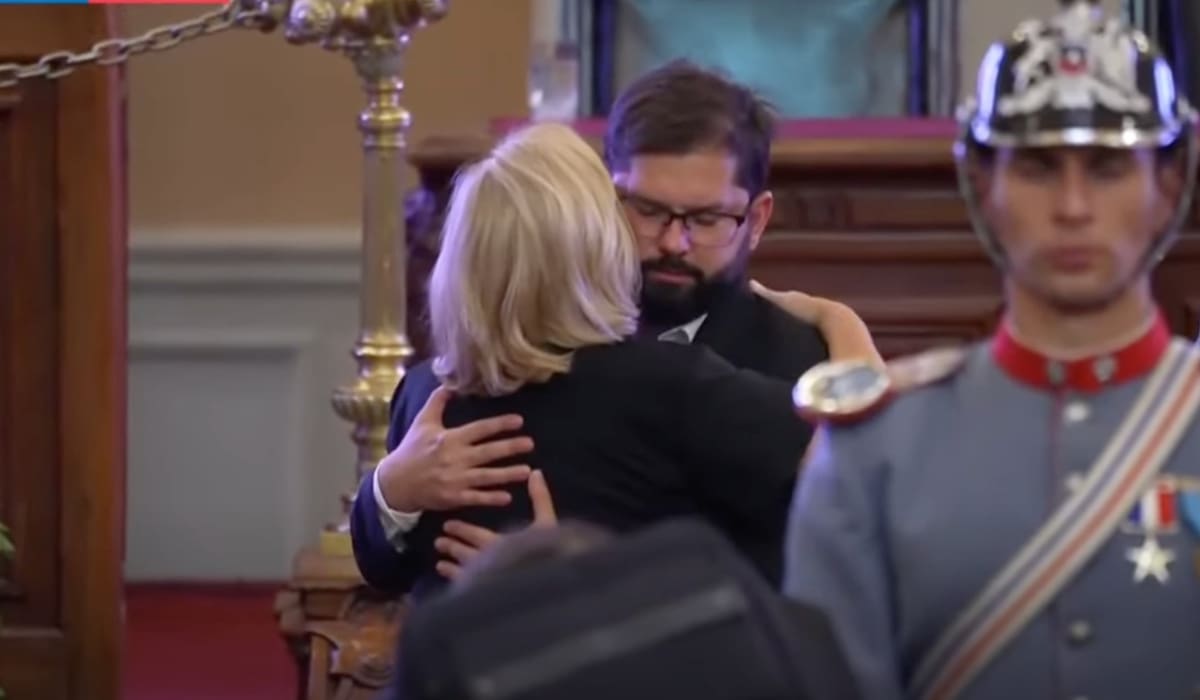 se dieron un emotivo abrazo en el primero de los homenajes al expresidente Sebastián Piñera.