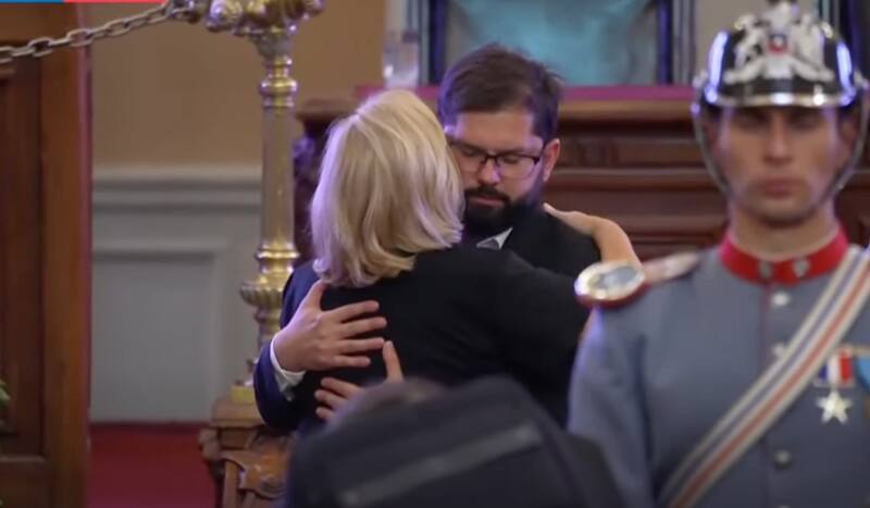 se dieron un emotivo abrazo en el primero de los homenajes al expresidente Sebastián Piñera.