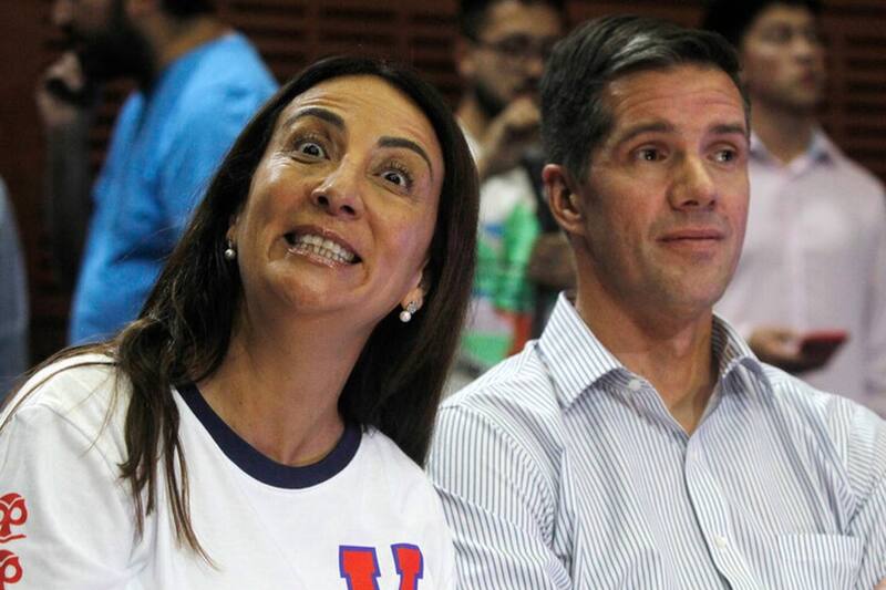 Cecilia Pérez junto al presidente de Azul Azul, Michael Clark.
