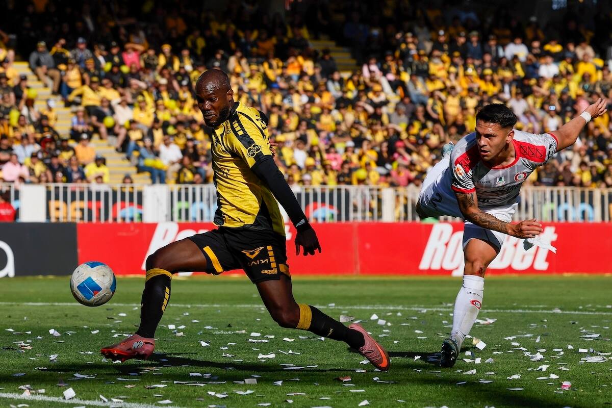 El panameño anotando el primer gol en el duelo que aseguró el título para Coquimbo Unido ante Unión La Calera. Foto: Agencia Aton