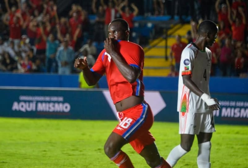 . El delantero con la camiseta de Panamá.