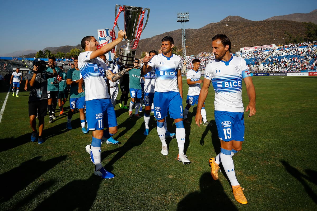 Previo al partido amistoso en San Carlos de Apoquindo con Curicó, para festejar el campeonato, los jugadores desfilaron con el trofeo.