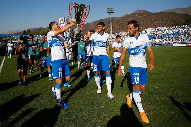 Previo al partido amistoso en San Carlos de Apoquindo con Curicó, para festejar el campeonato, los jugadores desfilaron con el trofeo.