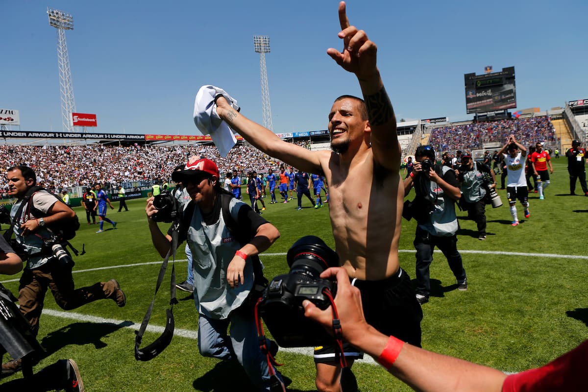 Emiliano Vecchio celebra el triunfo contra Universidad de Chile, en octubre de 2014. El volante dice que cumplió su mejor temporada ese año.