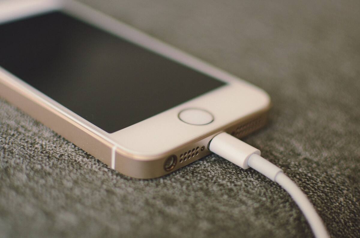 Esta es la razón por la que no debes dejar el celular en tu cama: lo avala estudio científico