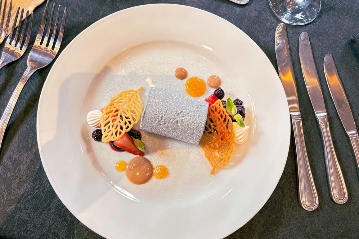 Finalmente, el postre pone el broche plateado a la noche con un suave mousse de chocolate, frutos rojos y menta. Créditos: En La Hora.