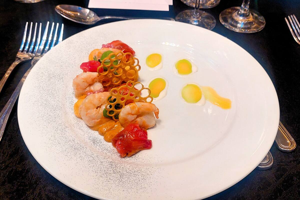 La entrada de salmón y camarones otorga un sabor fresco a la comida, con los toques dulces del camote, como una muestra de lols mejores productos marinos que Chile tiene para ofrecer. Créditos: En La Hora.