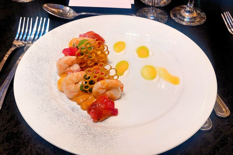 La entrada de salmón y camarones otorga un sabor fresco a la comida, con los toques dulces del camote, como una muestra de lols mejores productos marinos que Chile tiene para ofrecer. Créditos: En La Hora.