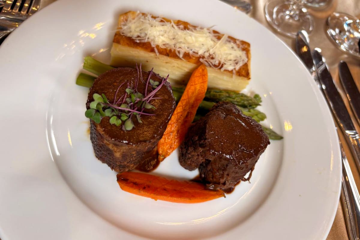 El plato de fondo consiste en carne de wagyu braseado a baja temperatura con demi-glasé de chocolate bitter y una mil hoja de papas trufadas. Créditos: En La Hora.