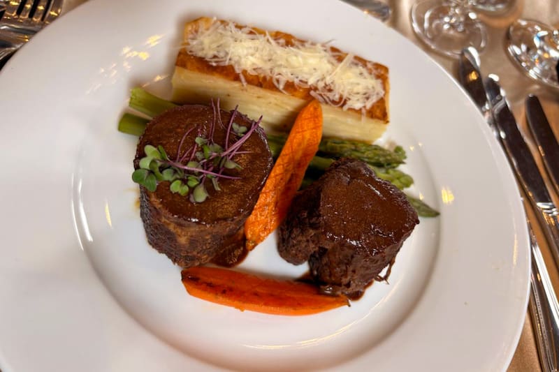 El plato de fondo consiste en carne de wagyu braseado a baja temperatura con demi-glasé de chocolate bitter y una mil hoja de papas trufadas. Créditos: En La Hora.
