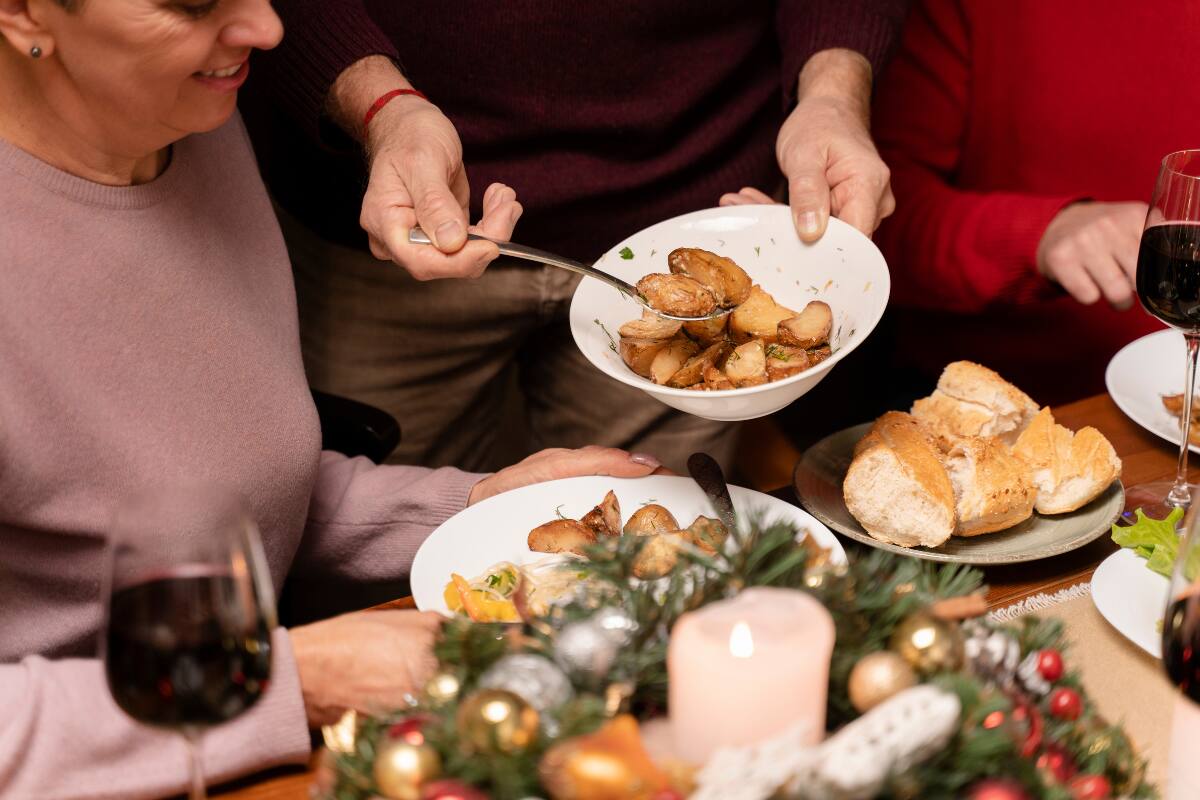 Durante los festejos, es muy fácil mancharnos tanto la ropa como el mantel con comida. Créditos: Freepik.