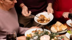 Cómo quitar manchas de aceite del mantel con productos que tienes en casa esta Navidad