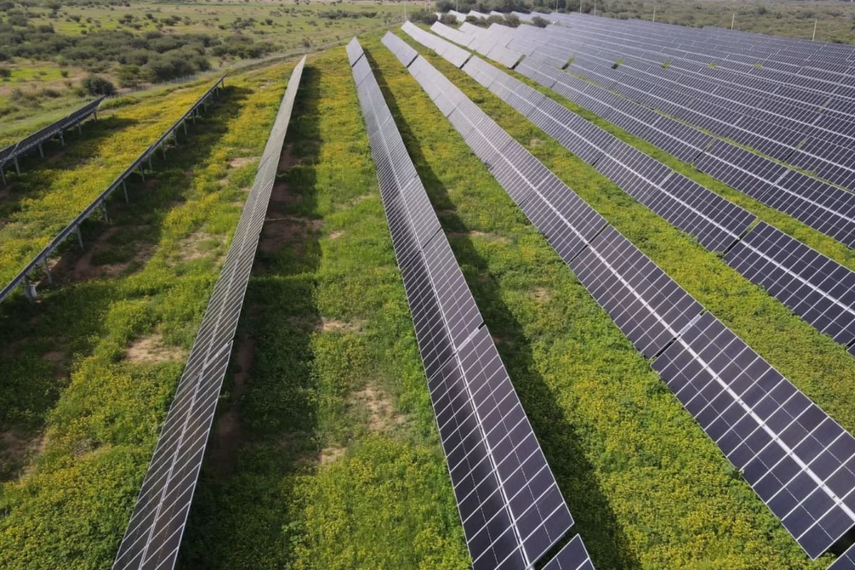 El innovador sistema híbrido de la compañía permite combinar la energía fotovoltáica con otras de tipo renovable para potenciar la red eléctrica. Créditos: Grenergy.