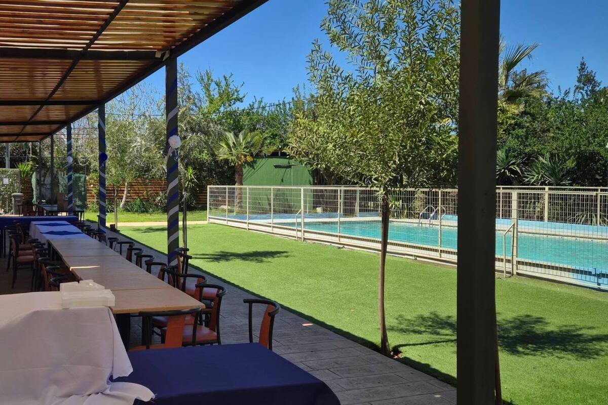 Se ubica en La Pintana, Región Metropolitana, a 36 minutos del centro de Santiago.
Foto: Facebook: Centro de Eventos Nuestro Paraíso.