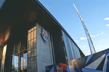 Terremoto en Azul Azul: familia Shapira vende sus acciones por $6.700 millones y la U tendrá nuevos accionistas