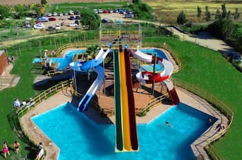 A solo dos horas de Santiago: Descubre este parque acuático con toboganes y piscinas para toda la familia