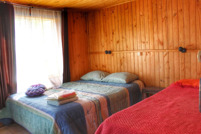 El recinto cuenta con cómodas cabañas rústicas en medio de la naturaleza, equipadas con todo lo que puedas necesitar durante tu estadía. Créditos: Roan Jasé.