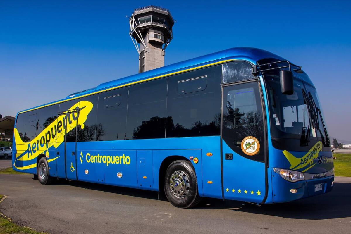 Los buses de la empresa conectan distintos puntos de la ciudad con el Aeropuerto de Santiago.