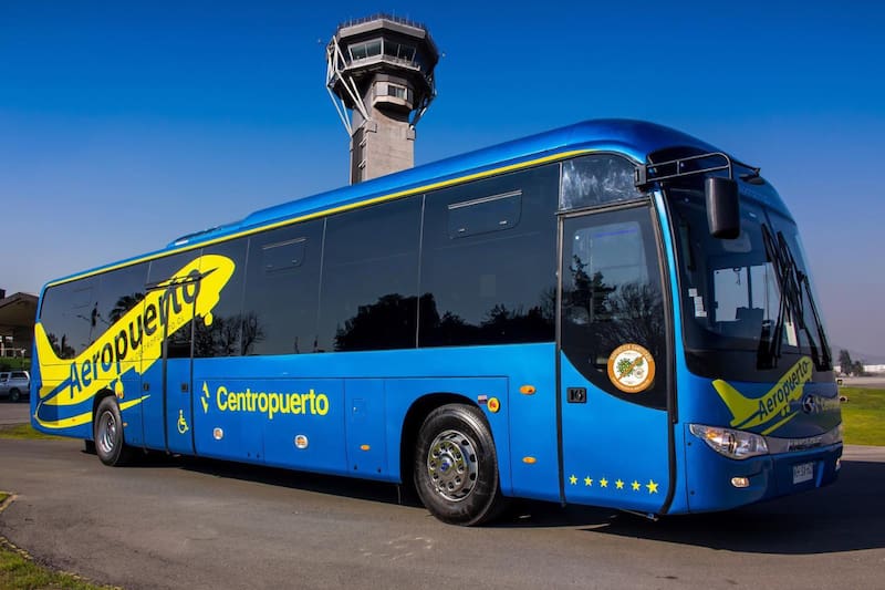 Los buses de la empresa conectan distintos puntos de la ciudad con el Aeropuerto de Santiago.