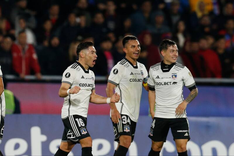 Los jugadores de Colo Colo celebran al final del partido contra Cerro Porteño por  Copa Libertadores.