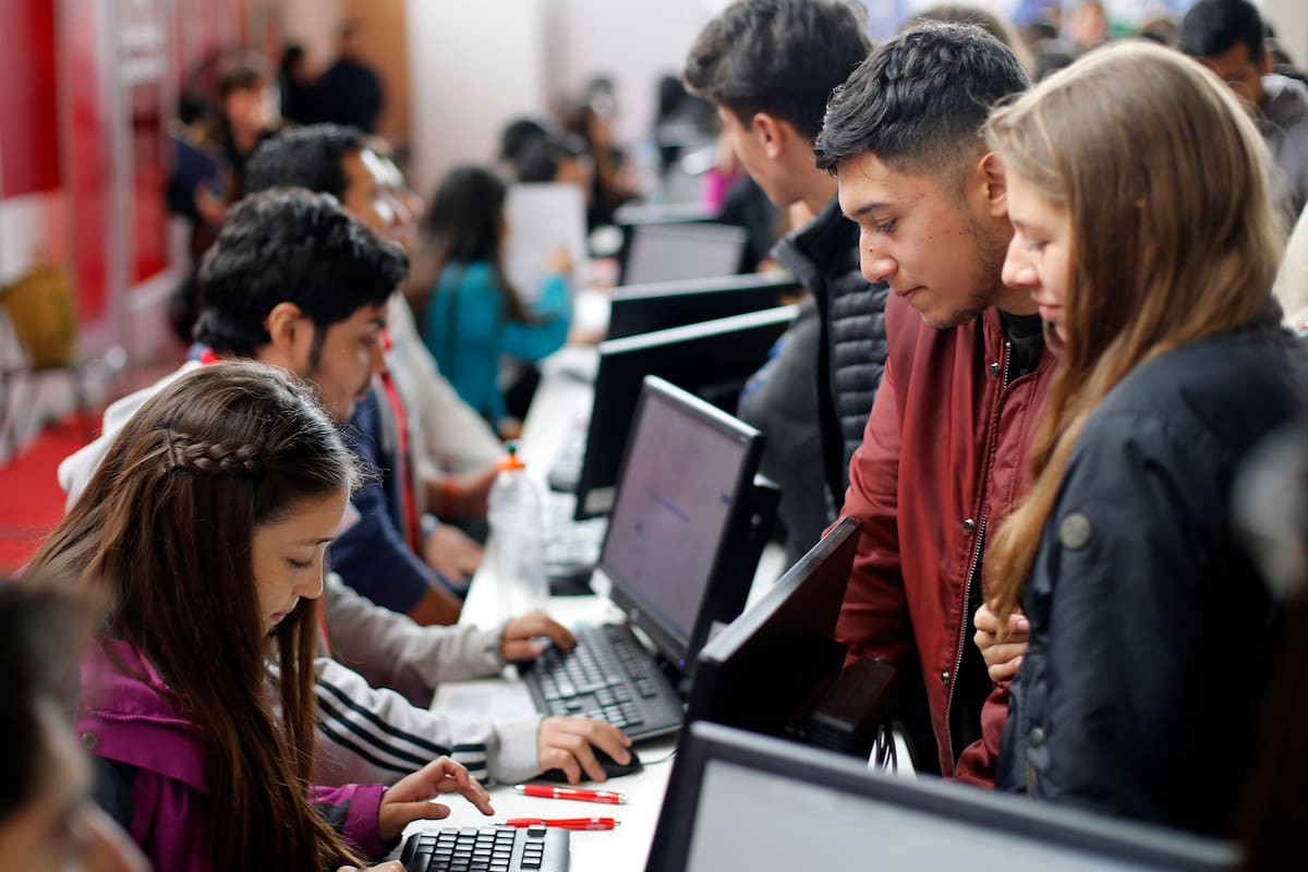 Conoce paso a paso cómo solicitar online tu certificado de estudios en el Mineduc. Créditos: ATON (imagen referencial).