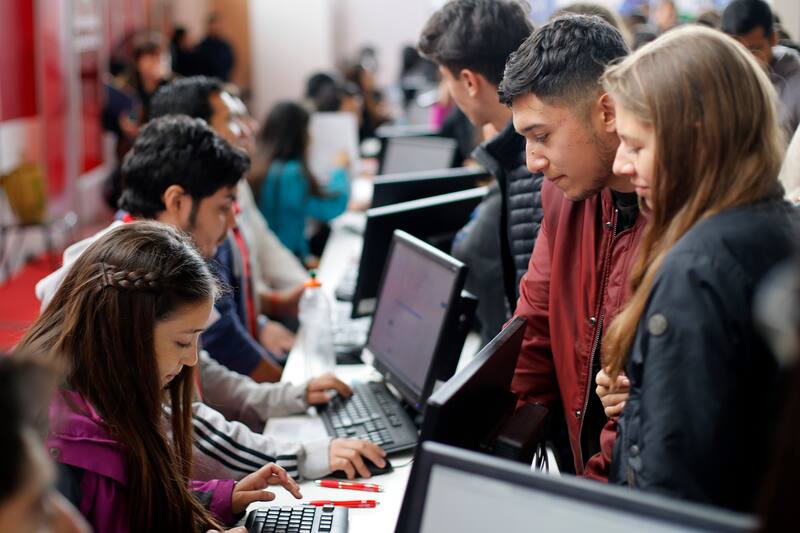 Conoce paso a paso cómo solicitar online tu certificado de estudios en el Mineduc. Créditos: ATON (imagen referencial).