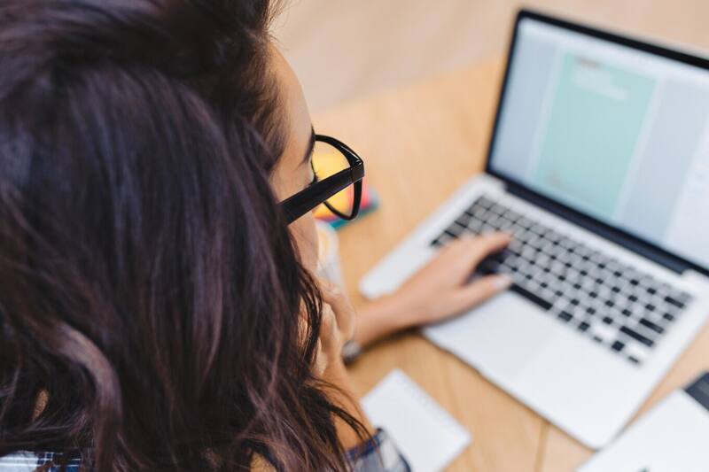 Conoce cómo puedes obtener el documento que necesitas. Créditos: Canva.