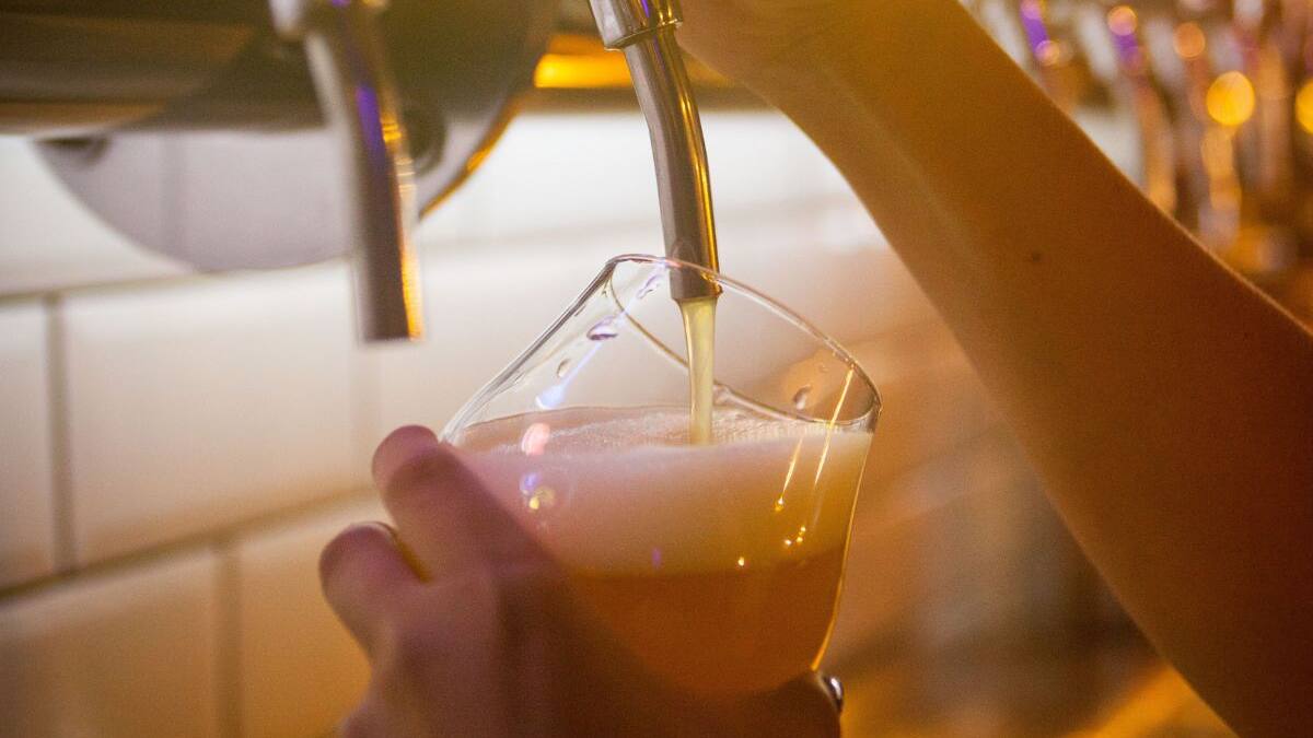 Está en pleno centro de Santiago y ofrece más de 100 variedades: Intrinsical, el bar ideal para celebrar el Día de la Cerveza