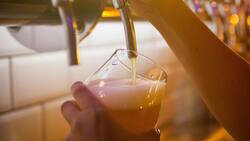 Está en pleno centro de Santiago y ofrece más de 100 variedades: Intrinsical, el bar ideal para celebrar el Día de la Cerveza