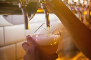 Está en pleno centro de Santiago y ofrece más de 100 variedades: Intrinsical, el bar ideal para celebrar el Día de la Cerveza