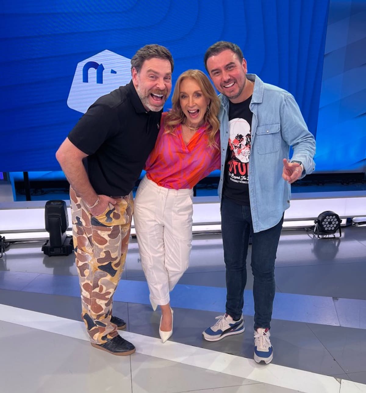 Junto a los animadores de Mucho Gusto. Foto: Instagram.