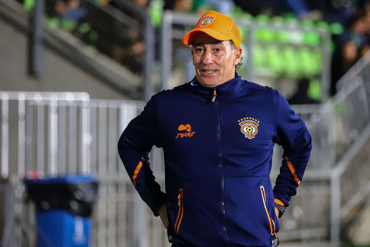El entrenador intentó explicar la goleada sufrida ante Wanderers. Foto: Agencia Aton.