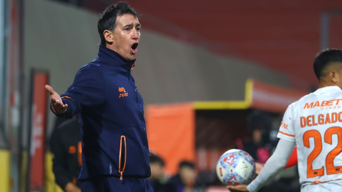 César Bravo endurece el discurso en Cobreloa y exige mayor liderazgo a los jugadores experimentados