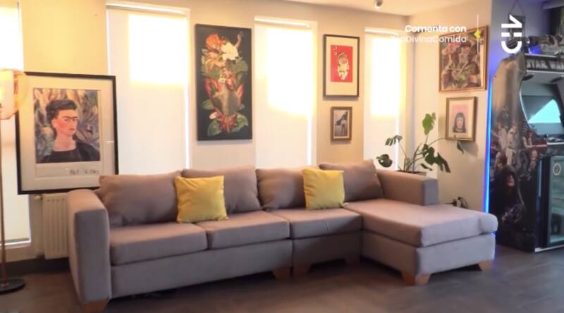El living de César Campos y Diego Barrios. Foto: CHV.