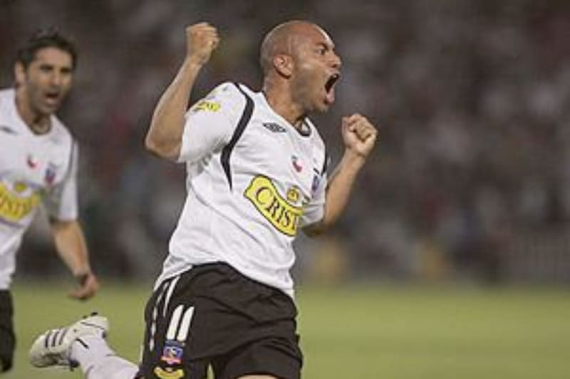 El exdelantero de Colo Colo se retiró a los 41 años en el ascenso de Argentina.