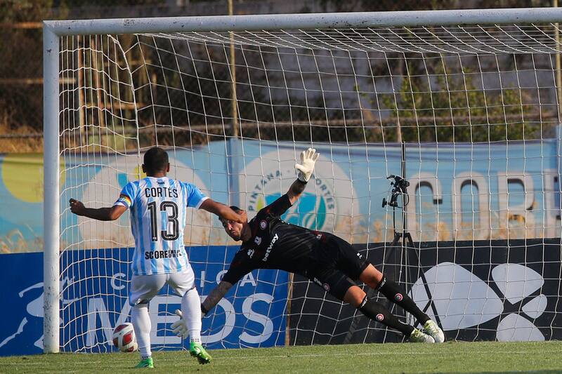 César Cortés falló un lanzamiento penal en el duelo entre Magallanes vs. Unión La Calera. Foto: Aton.